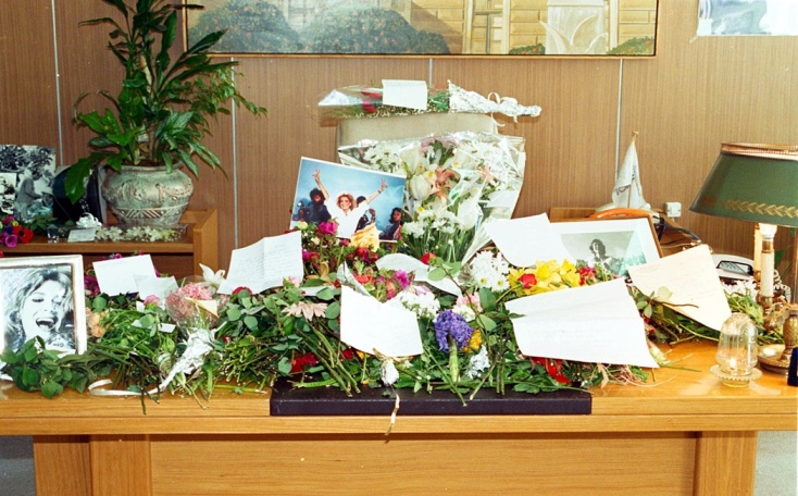 Το γραφείο της Μελίνας Μερκούρη στο Υπουργείο Πολιτισμού γεμάτο λουλούδια, μετά τη θλιβερή είδηση του θανάτου της