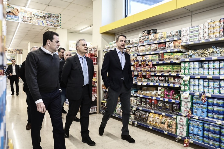 Ο Κυριάκος Μητσοτάκης κάνει αυτοψία σε σούπερ μάρκετ στη Λένορμαν συνοδευόμενος από τον υπουργό Ανάπτυξης, Κώστα Σκρέκα