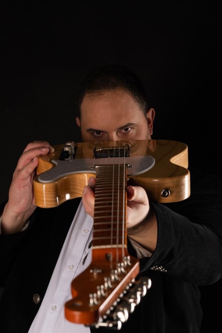 Τάσος Σκούρας: Ο κιθαρίστας που θα εκπροσωπήσει την Ελλάδα στο European Blues Challenge