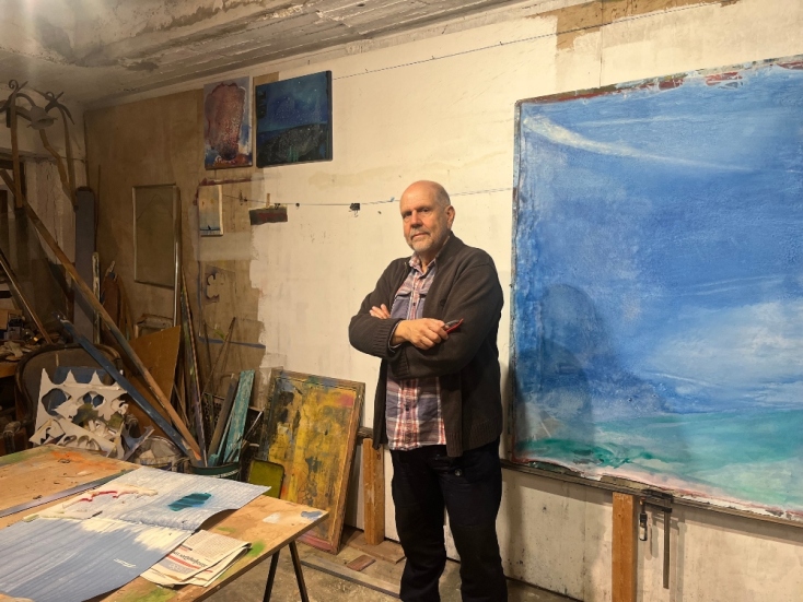 Ο Μανώλης Χάρος στο ατελιέ του στα Κύθηρα