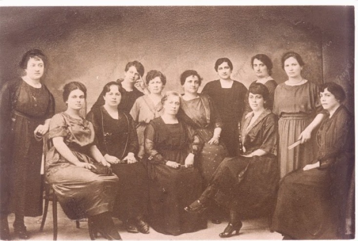 H Καλλιρρόη Παρρέν με τις κυρίες τού Λυκείου των Ελληνίδων