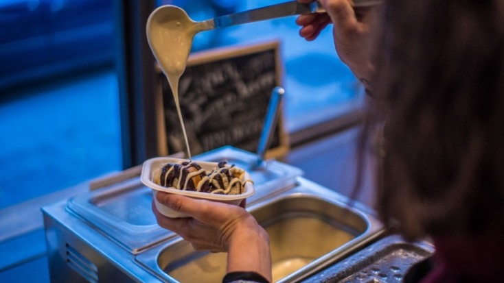 Πού θα φας τσουρέκι με παγωτό και σοκολάτα αργά το βράδυ