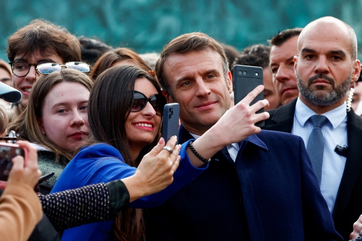 Παγκόσμια Ημέρα της Γυναίκας - Γαλλία: Ο πρόεδρος Εμανουέλ Μακρόν θέλει να εγγράψει την άμβλωση στον Χάρτη Θεμελιωδών Δικαιωμάτων της ΕΕ.