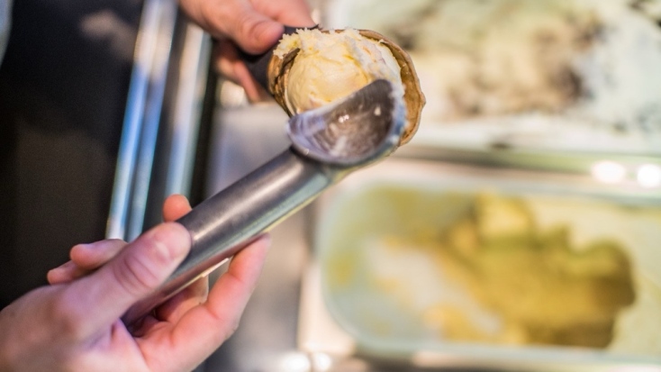 Πού θα φας τσουρέκι με παγωτό και σοκολάτα αργά το βράδυ