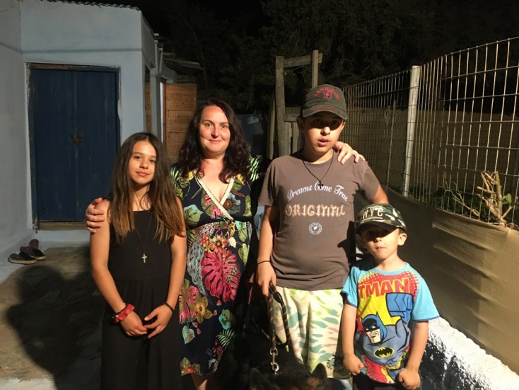 H 46χρονη Έφη Γεωργακά με τα τρία της παιδιά στη Γαύδο