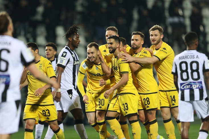 Παίκτες του Άρη πανηγυρίζουν το γκολ επί του ΠΑΟΚ στην Τούμπα