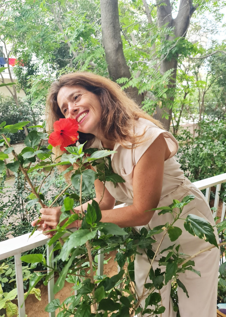 Η Μάρω Κουρή μας μιλάει από το μπαλκόνι της