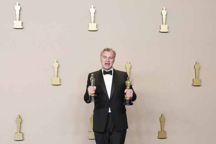 Ο Κρίστοφερ Νόλαν κρατά στα χέρια του τα αγαλματίδια κατά τα Όσκαρς 2024