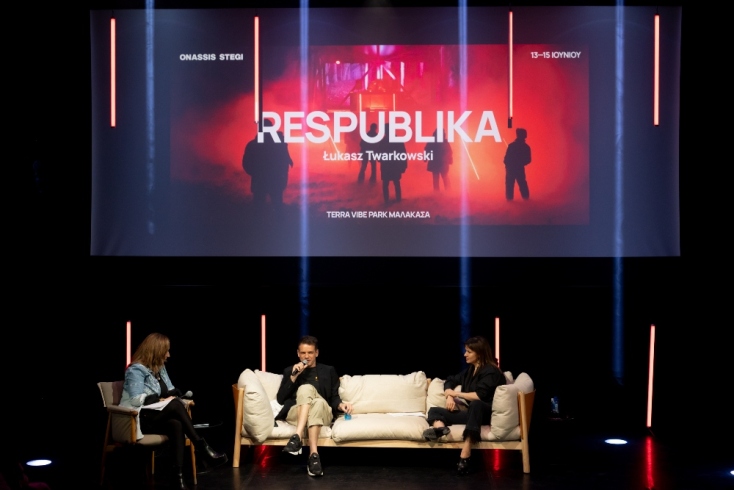 Ο Λούκας Τβαρκόβσκι με την Αφροδίτη Παναγιωτάκου και την Ιλειάνα Δημάδη στη συνέντευξη Τύπου για την παράσταση "Respublika"