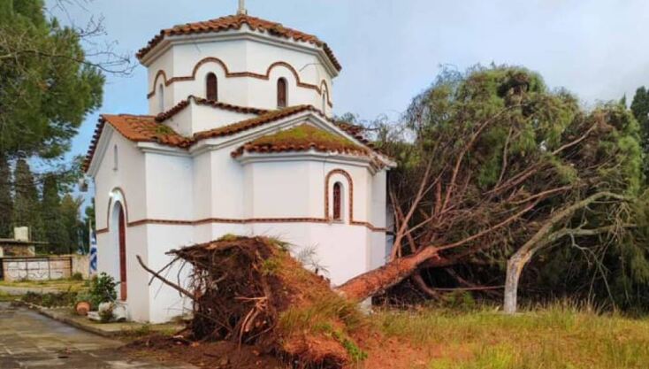 Ανεμοστρόβιλος «χτύπησε» τα ξημερώματα το Μεσολόγγι