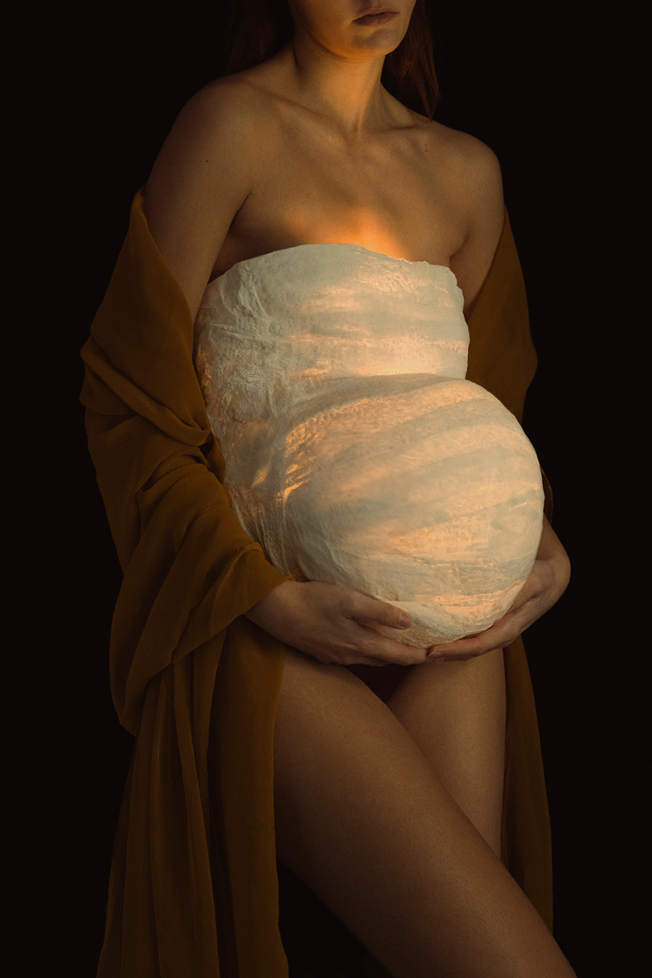 "Surrogacy" - Εξώφυλλο στην Καθημερινή για την παρένθετη μητρότητα © Φωτεινή Ζαγλάρα