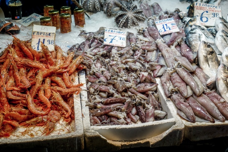 Στιγμιότυπο από την αγοραστική κίνηση στην Ιχθυαγορά της Βαρβακείου