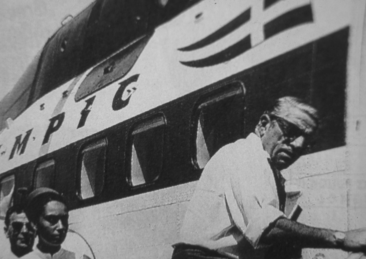 Ο Αριστοτέλης Ωνάσης επιβιβάζεται σε αεροσκάφος της Ολυμπιακής Αεροπορίας