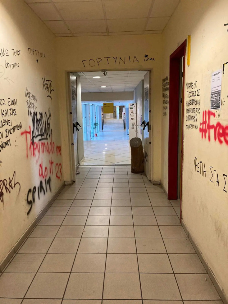 Αστυνομική επιχείρηση σε χώρους της Πανεπιστημιούπολης Ζωγράφου: Ρόπαλα, κράνη, χειροβομβίδες κρότου λάμψης και κουκούλες εντόπισε η ΕΛ.ΑΣ.