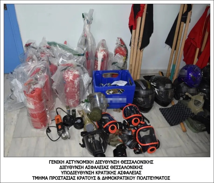ΕΛ.ΑΣ. - επιχείρηση στο ΑΠΘ: Από αντιασφυξιογόνες μάσκες μέχρι χειροβομβίδες χειρός και μεταλλικούς τροχούς κοπής εντόπισαν οι αρχές.