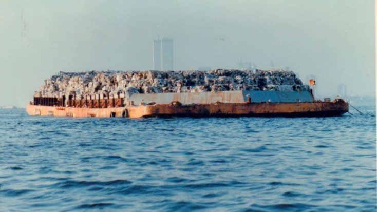 Γρήγορα διαδόθηκε η φήμη ότι τα σκουπίδια περιείχαν τοξικά απόβλητα