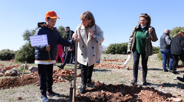 Η κ. Σακελλαροπούλου στην Πάρνηθα σε συμβολική δενδροφύτευση με μαθητές και πρέσβεις