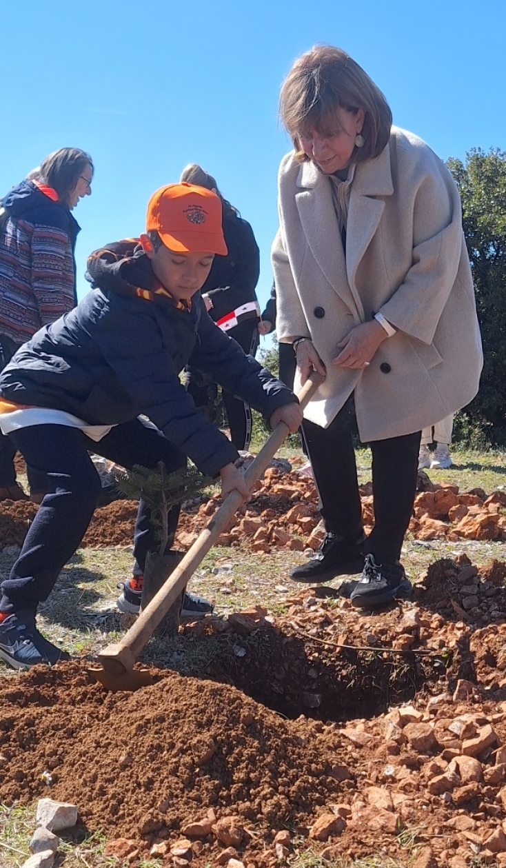 H Πρόεδρος της Δημοκρατίας με μαθητή στην δράση δενδροφύτευσης