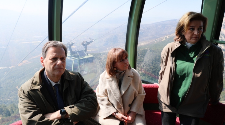 Η κ. Σακελλαροπούλου με τον κ. Σκυλακάκη και την υπεύθυνη της Γενικής Διεύθυνσης Δασών και Δασικού Περιβάλλοντος 