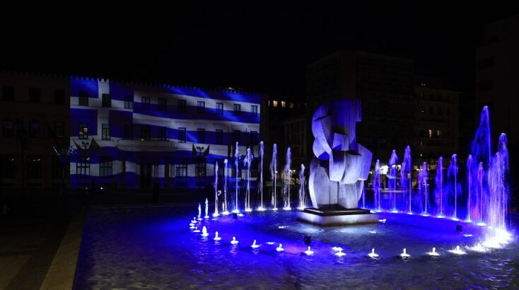 Εντυπωσιακές εικόνες από τη φωταγώγηση του Δημαρχιακού Μεγάρου ενόψει της Εθνικής Επετείου 