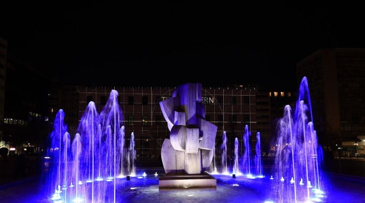 Εντυπωσιακές εικόνες από τη φωταγώγηση του Δημαρχιακού Μεγάρου ενόψει της Εθνικής Επετείου 