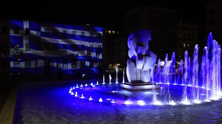 Εντυπωσιακές εικόνες από τη φωταγώγηση του Δημαρχιακού Μεγάρου ενόψει της Εθνικής Επετείου 