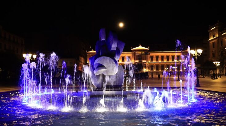 Εντυπωσιακές εικόνες από τη φωταγώγηση του Δημαρχιακού Μεγάρου ενόψει της Εθνικής Επετείου 