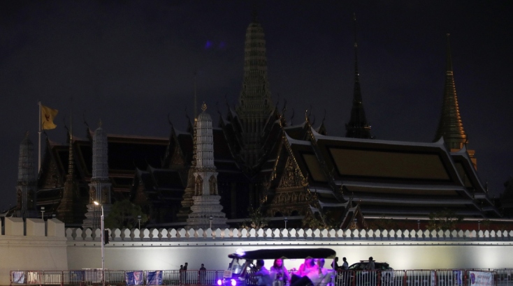 Ο Ναός του Σμαραγδένιου Βούδα στην Ταϊλάνδη στο σκοτάδι