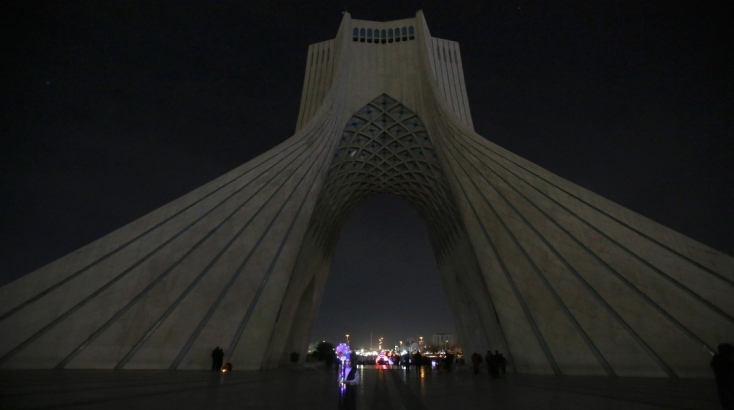 Στο σκοτάδι ο Πύργος Αζαντί, το πιο εμβληματικό πολιτιστικό μνημείο στην Τεχεράνη του Ιράν