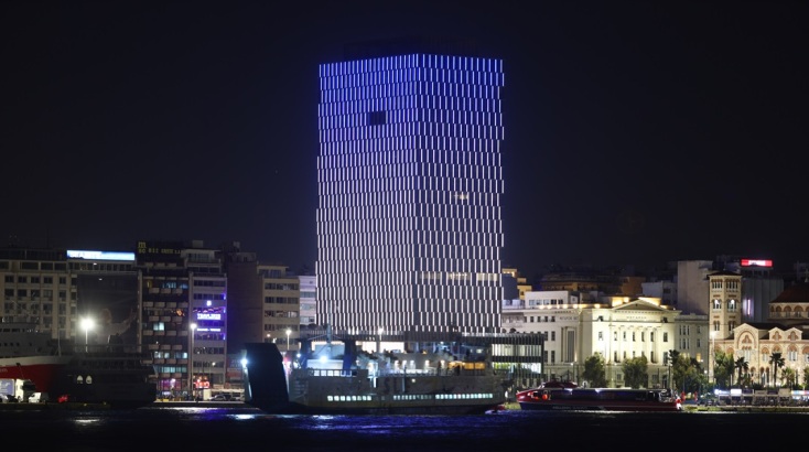 Εντυπωσιακές εικόνες από τη φωταγώγηση του Δημαρχιακού Μεγάρου ενόψει της Εθνικής Επετείου 