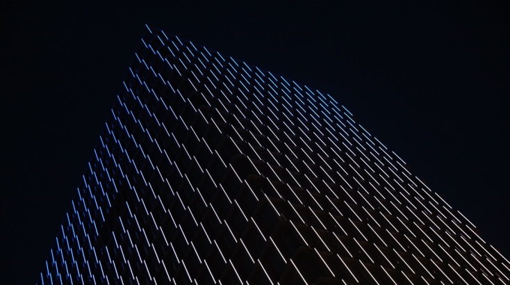 Εντυπωσιακές εικόνες από τη φωταγώγηση του Δημαρχιακού Μεγάρου ενόψει της Εθνικής Επετείου 