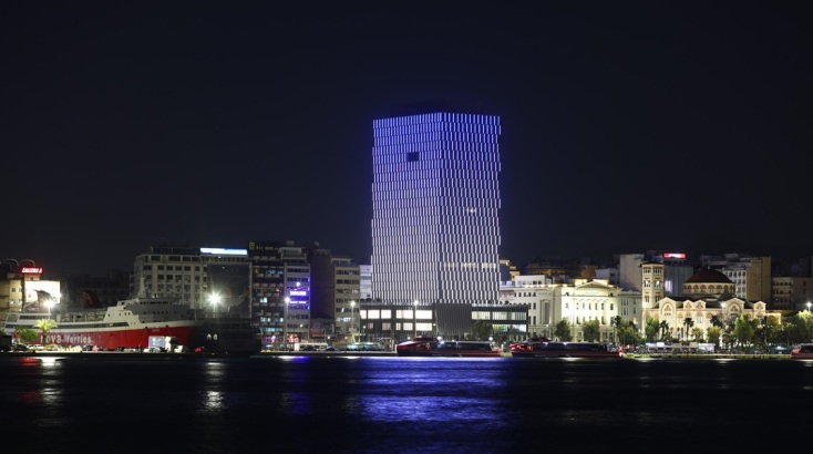 Εντυπωσιακές εικόνες από τη φωταγώγηση του Δημαρχιακού Μεγάρου ενόψει της Εθνικής Επετείου 