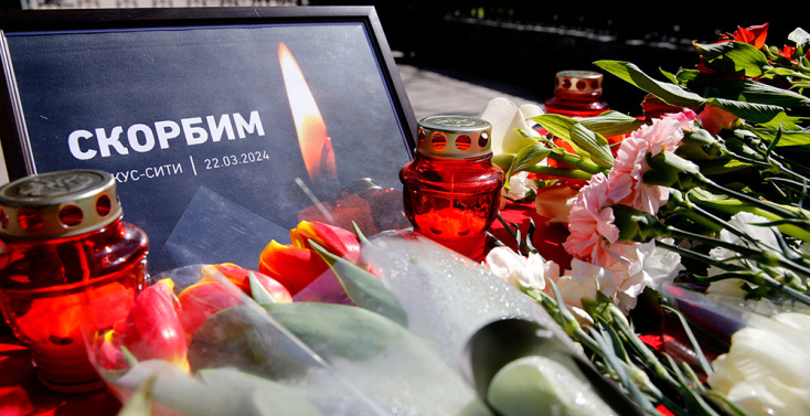 Άνθρωποι αφήνουν λουλούδια σε ένα αυτοσχέδιο μνημείο για τα θύματα της επίθεσης στο Crocus City Hall © EPA/IGOR KOVALENKO