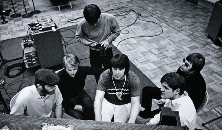 The Beach Boys: Νέο ντοκιμαντέρ για το συγκρότημα που έφερε επανάσταση στην ποπ μουσική τη δεκαετία του 1960 - Θα κάνει πρεμιέρα στo Disney+ τον Μάιο.