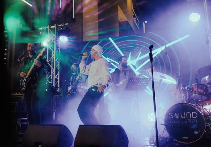 ο Ηλίας Μπόγδανος με το συγκρότημα του, INCO