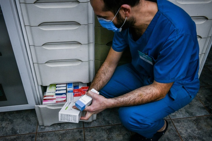 Φάρμακα σε συρτάρι σε φαρμακείο