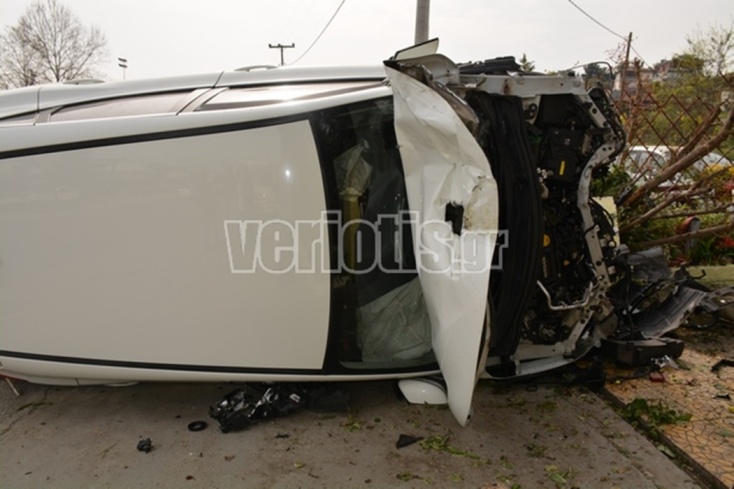 Το αυτοκίνητο έπεσε σε στάση στη Βέροια και κατέληξε στην αυλή σπιτιού