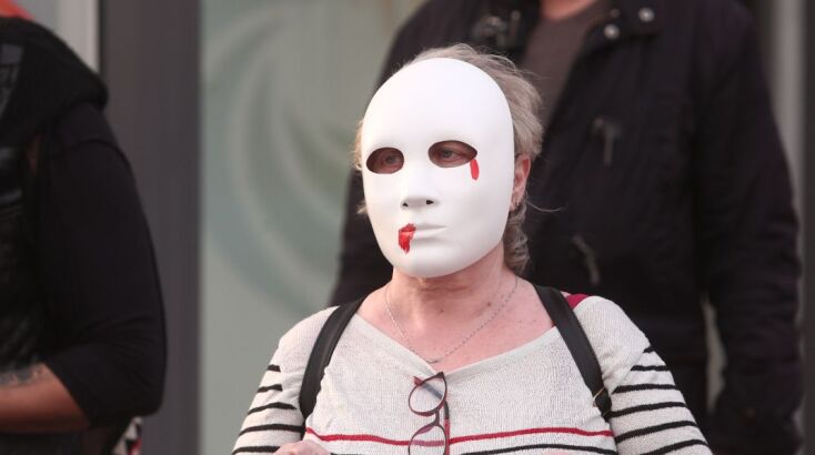 Συγκέντρωση διαμαρτυρίας έξω από το ΑΤ Αγίων Αναργύρων για τη γυναικοκτονία της Κυριακής