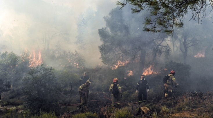 Πιέρια Όρη: H φωτιά μαίνεται για 3η μέρα