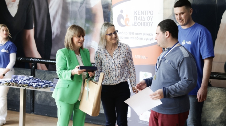 Η Κατερίνα Σακελλαροπούλου παρακολουθεί το 8ο τουρνουά μπόουλινγκ για άτομα με Διαταραχές Αυτιστικού Φάσματος