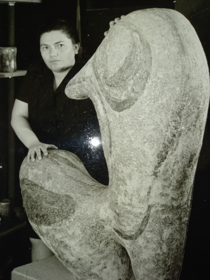 Η Μαίρη Χατζηνικολή με έργο της