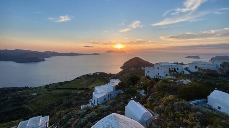 Η ηφαιστειακή Μήλος είναι ένα νησί χρωμάτων, με βραχώδεις σχηματισμούς