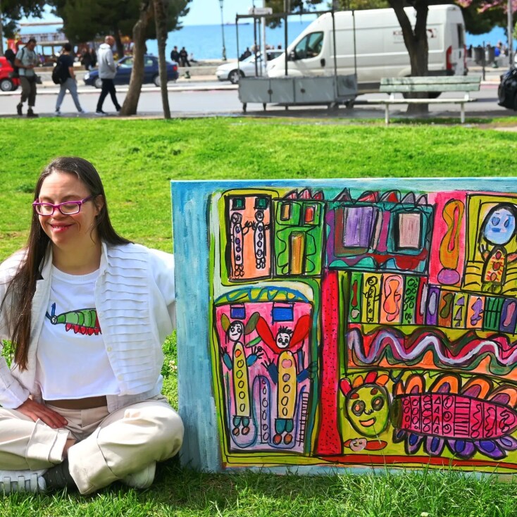 Οι πολύχρωμοι κόσμοι της Lloxy στην πρώτη ατομική της έκθεση ζωγραφικής