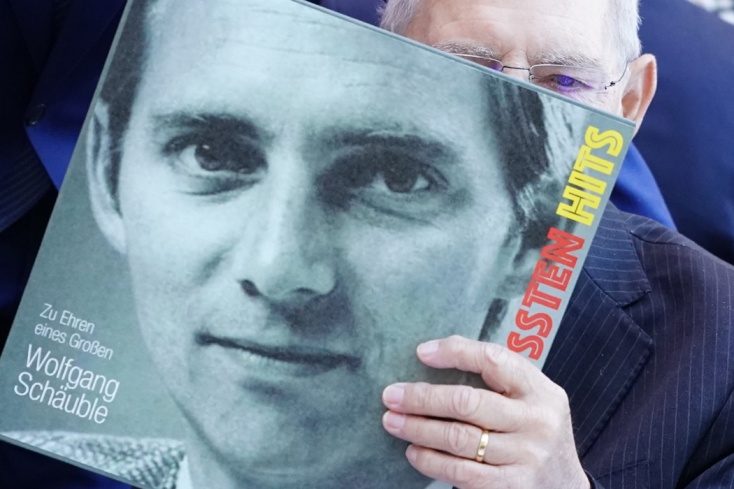 Ο Βόλφγκανγκ Σόιμπλε Κρατά μία φωτογραφία από όταν ήταν νέος