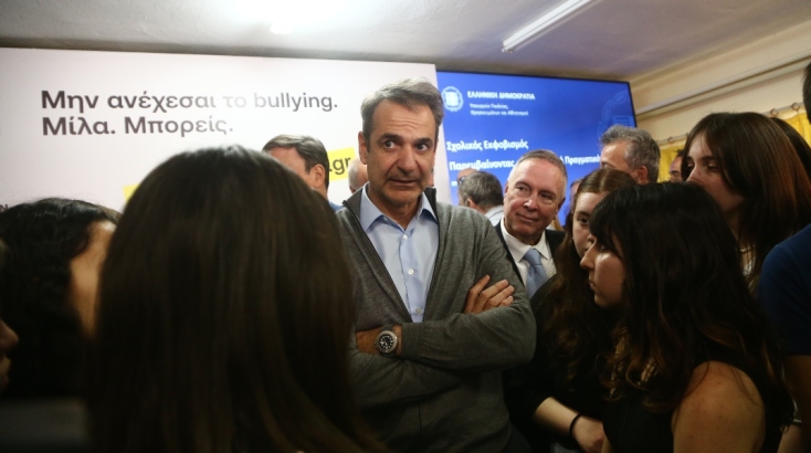 Ο πρωθυπουργός συζητά  με μαθητές από το 3ο Γυμνάσιο Πολίχνης 