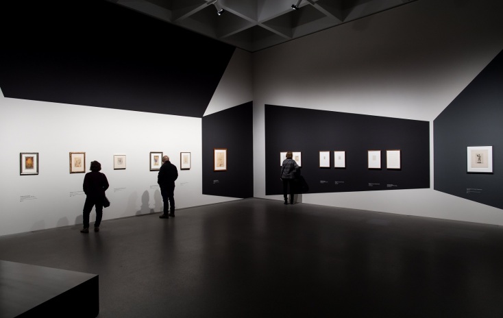 Γερμανία: Η Pinakothek der Moderne του Μονάχου απέλυσε εργαζόμενο που κρέμασε δικό του πίνακα στη γκαλερί του μουσείου.