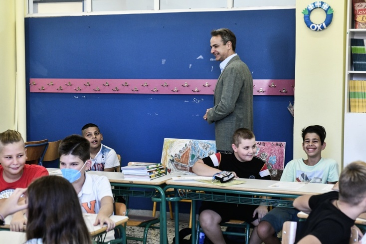 Ο Κυριάκος Μητσοτάκης κατά παλαιότερη επίσκεψή του σε σχολείο