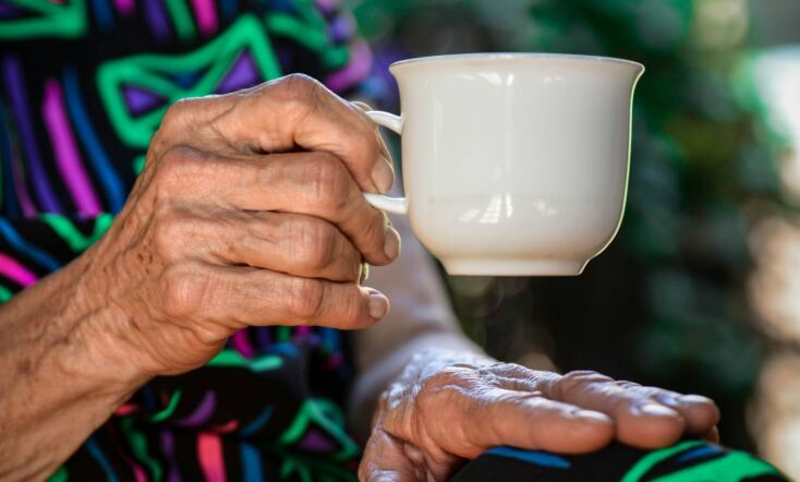 Ηλικιωμένη γυναίκα κρατάει φλιτζάνι