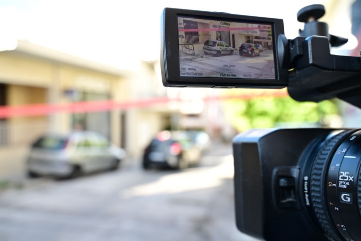 Κάμερες και τηλεοπτικά συνεργεία έξω από το σπίτι όπου καταγράφηκε το έγκλημα στην Ηλιούπολη