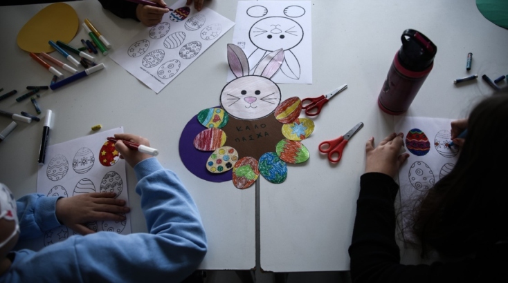 Παιδιά φτιάχνουν ζωγραφιές για το Πάσχα